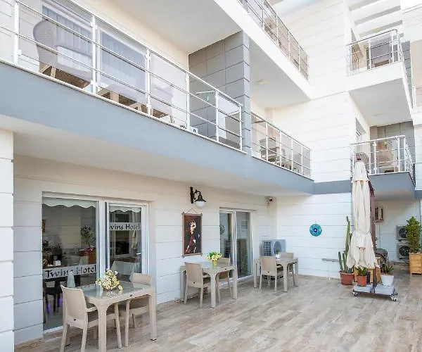 Twins Готель Чешме